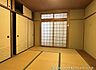 その他：1階和室。和の趣を感じる空間で、ゆったりとした時間をお過ごしいただけます。押入れ収納も備わり、お部屋をすっきりと保てます。