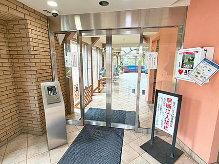 ピンクが優しい雰囲気のエントランス