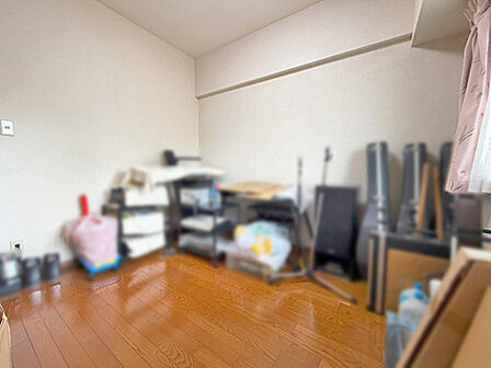 北東側の窓から朝の心地良い採光が入り、夏場でも涼しく過ごせるお部屋です