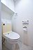 トイレ：トイレは温水洗浄便座付です。トイレの上部には収納付。