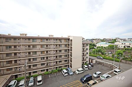 バルコニーからの眺め（南西方向）［2024年6月13日撮影］周辺は一戸建てや低層の集合住宅が立ち並ぶ住宅地です。