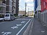 外観：敷地北側の前面道路。周辺は買い物施設や教育施設が充実しています。