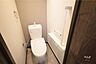 トイレ：トイレ［2025年3月13日撮影］トイレは洗面室内にあります。新調済で清潔感のある空間です。