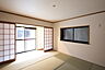 子供部屋：和室8帖［2025年12月12日撮影］広縁は室内物干しスぺースとしても活用いただけます。南向きの居室のため、採光良好！