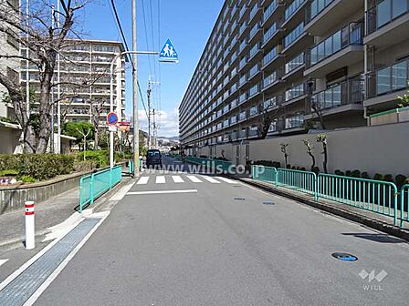 ローレルハイツ茨木総持寺1号棟の西側前面道路。2沿線利用可能の好立地！東海道本線「JR総持寺駅」徒歩14分、阪急京都線「総持寺駅」徒歩18分！