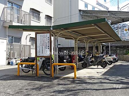 バイク置場もサイクルポート付きで、区割りされています。最新の空き状況につきましてはお問い合わせください。