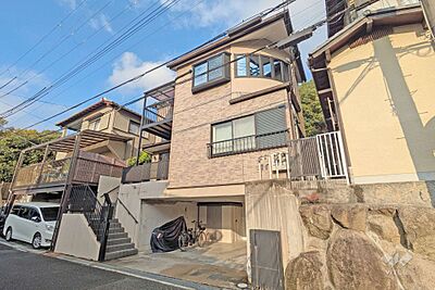 外観：物件の外観（南側から）［2025年11月25日撮影］2世帯対応オール電化住宅！南西付け道路につき採光良好！空き家につき内覧可能！お気軽にお問い合わせください！
