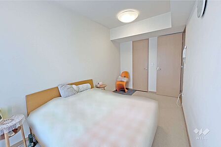 南西側洋室約9.5帖［2026年4月18日撮影］全居室に収納有！お部屋がすっきりと片付きそうです！居住スペースをより広く確保できます！