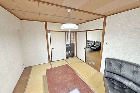 東側洋室［2026年4月25日撮影］壁一面を使った収納や納戸がある居室です！お部屋がすっきりと片付き、居住空間をより広く確保できます！