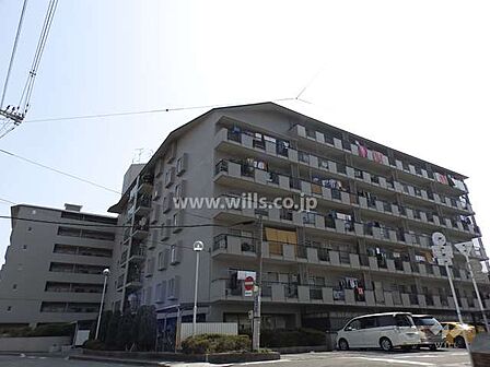 千里丘ビューハイツの外観(北側から)三宅柳田小学校徒歩13分、第三中学校徒歩13分!周辺は公園が点在しており、子育てがしやすい住環境!