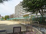 南には大きな公園があり、お子様も思いっきり体を動かすことができます！東奈良小学校徒歩10分、天王中学校徒歩13分！子育てがしやすい住環境です！
