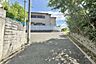 外観：物件の西側前面道路（北側から）［2026年8月4日撮影］日常的に緑を感じられる住環境！お気軽にお問い合わせください！