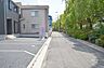 外観：物件の西側前面道路（北側から）［2026年9月2日撮影］スーパーやコンビニ、ドラッグストア、総合病院が徒歩圏内に揃う便利な立地！