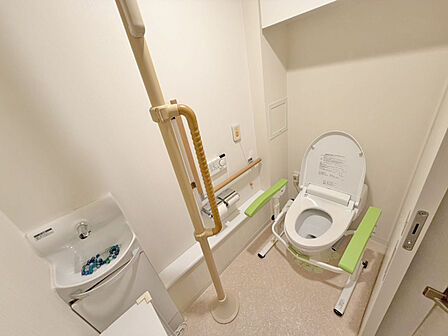 トイレ［2026年7月7日撮影］トイレにも緊急コールボタンあり！手洗い場が独立しており、お手入れがしやすい造り！