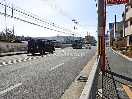 敷地南東側の前面道路(府道14号大阪高槻京都線)コンビニやスーパーなど買い物施設が徒歩5分圏内に揃っています!周辺は飲食店も充実しています!