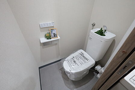 トイレ［2026年7月8日撮影］トイレは洗面室内にあります。白基調で清潔感のある空間です！