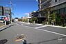 外観：敷地西側の前面道路。教育施設や買い物施設が徒歩圏内に揃う便利な立地！周辺は飲食店も充実しています！
