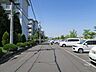 駐車場：敷地内駐車場（屋外平面式）平面式の駐車場は車の出し入れがスムーズ！最新の空き状況につきましてはお問い合わせください！