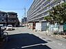 外観：ローレルハイツ茨木1号棟の南側前面道路。周辺はマンションや一戸建て、店舗等が混在する住宅地です。お気軽にお問い合わせください！