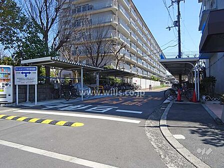 駐車場出入り口。総戸数279戸の大規模マンション！教育施設が買い物施設が徒歩圏内に揃う便利な立地！