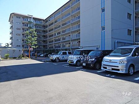敷地内駐車場(屋外平面式)国道171号線が近くを走っており、車での移動が便利な立地!最新の空き状況につきましてはお問い合わせください。