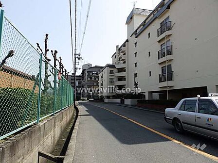 敷地北側の前面道路。2026年9月室内フルリフォーム実施！すぐに新生活をスタートできます！お気軽にお問い合わせください！
