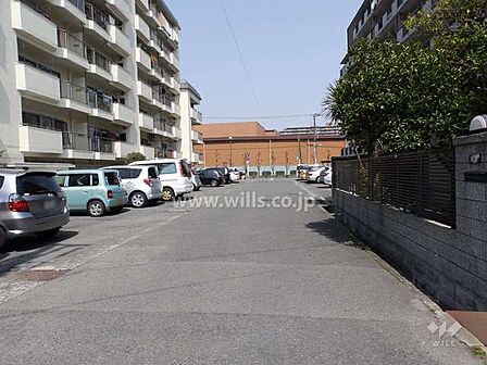 敷地内駐車場出入り口。駐車場使用権利付き！中央環状線が近くを走っており、車での移動が便利な立地！駐車場の最新の空き状況につきましてはお問い合わせください！