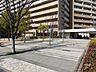 エントランス：エントランス前の広場