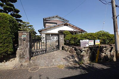 外観：閑静な住宅街で小　中学校も近く、子育てにお勧めの環境です。