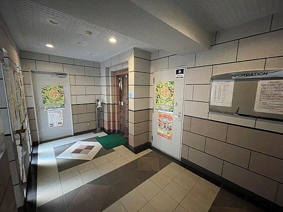 掲示板があり、...