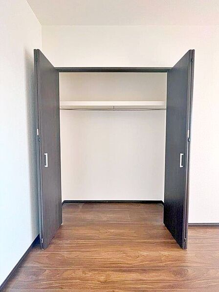 造り付け収納で余分な家具を置かなくて良いので、お部屋がすっきりして広く使えます。