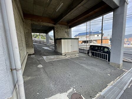 敷地内駐車場1台4,000円/月です。