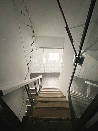 3階階段部分で...