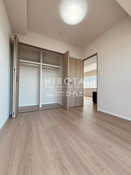 造り付け収納で余分な家具を置かなくて良いので、お部屋がすっきりして広く使えます。