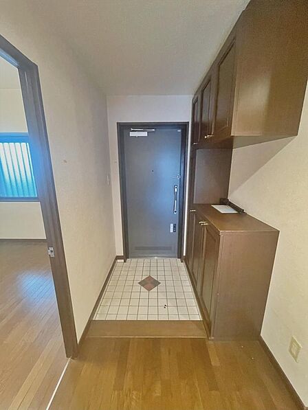 収納だけでなく、靴箱の上にカギ等の物を置けたり飾りができたりと、お好きにアレンジできる玄関です。