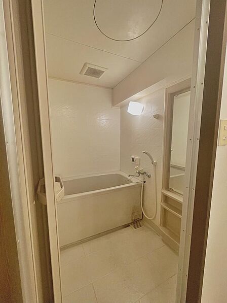広々としたユニットバスです。一日の疲れを癒してください。