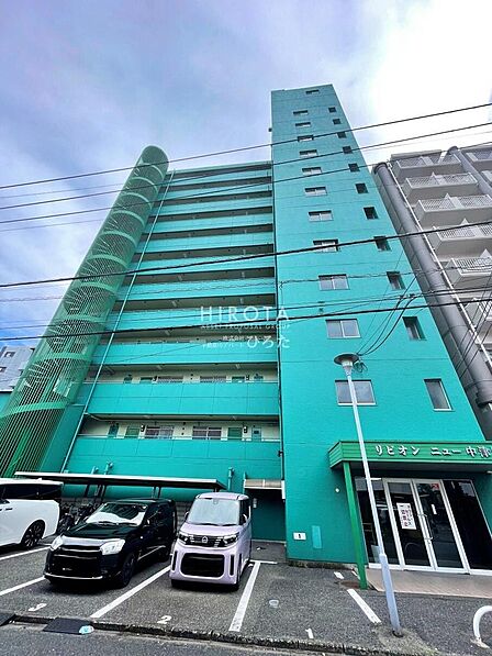 小学校とコンビニが徒歩5分圏内で日々の生活に便利な立地ですよ　