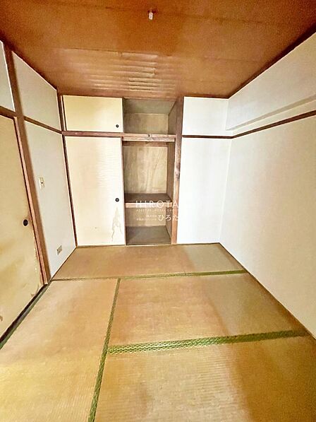 キッチンはL字型で広く、使いやすいです。押し入れは収納力あり、布団なども十分に入りますね。