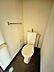 トイレ：ツッパリ棚を付けると収納が増え、トイレ用品の他に観葉植物などを飾る場所ができて雰囲気が変わります。