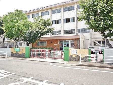 北九州市立足立小学校(565m)