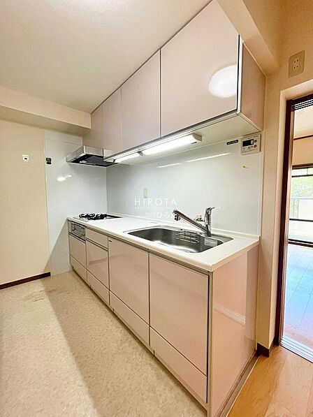 壁付け型のキッチンです。壁付けだと集中してお料理に取り組むことが出来ます。