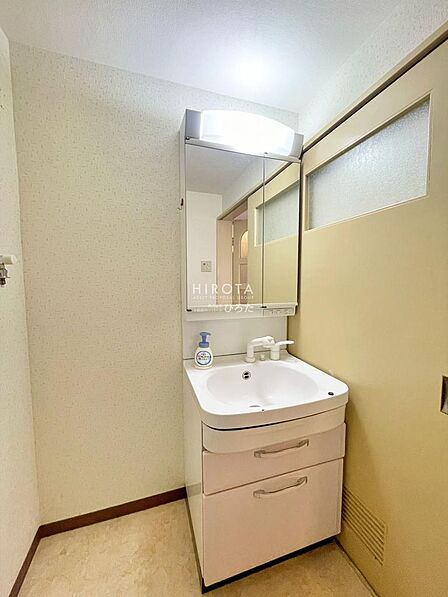 洗面化粧台のシャワーノズルは伸ばす事ができるので毎日のお手入れ楽チンです。