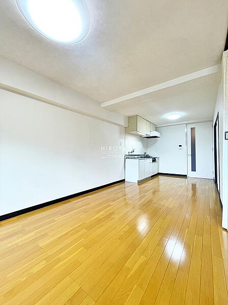 リビングと居室が隣接しており、来客時は仕切るなど状況に応じて利用できます。