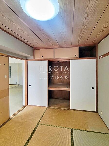 ふすまを開ければリビングと一体に。閉じれば独立した和室に。お客様の宿泊にも対応できます。