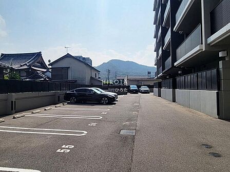 平置き駐車場で駐車が楽です。