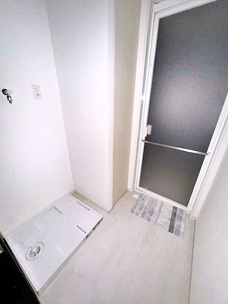 洗面所と別に、脱衣所がございます。広い脱衣所スペースなので朝の準備も混雑しなくていいですね　