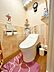 トイレ：洗浄付き便座が魅力的なトイレです。毎日使用する場所だから、キレイだと気持ちが良いですね。