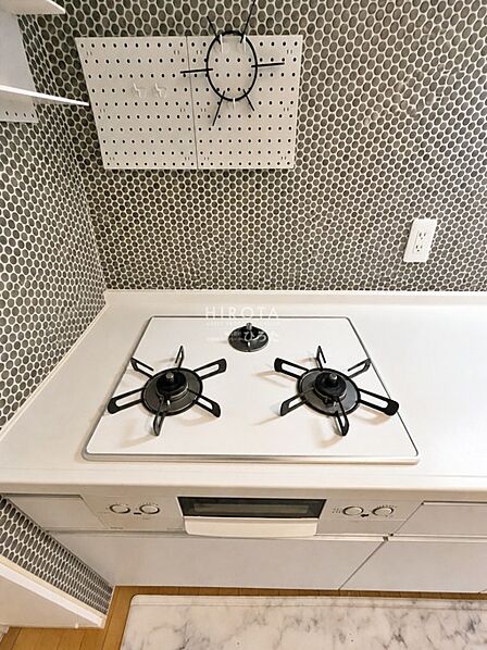3口ガスコンロ付きシステムキッチンです。料理にこだわりを持っている方ならガスコンロがオススメです。 CGで小物をを消しています。