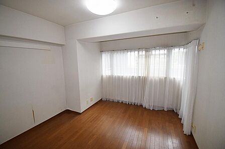 洋室約6.8帖、バルコニーに面した広い窓が特徴的なお部屋です!!