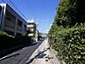 その他：敷地東側の前面道路。敷地の南東方向に親王塚があります。